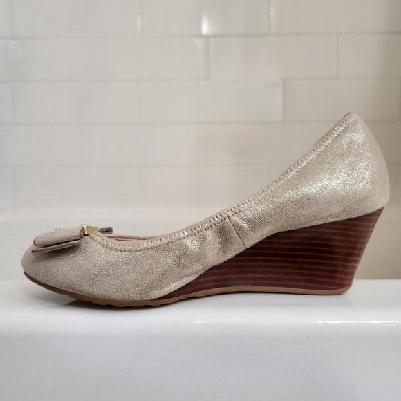 Cole Haan Tali Grand.OS Bow Wedge, Color: Cream/Gold, Size: 8 - Picture 8 of 11
